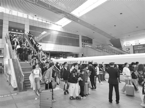 假日期间,旅客出行需求集中释放